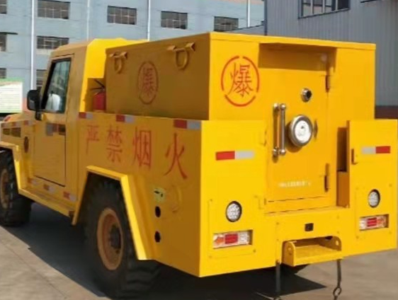 德安凯龙爆破器材运输车：保障爆破任务的安全运行
